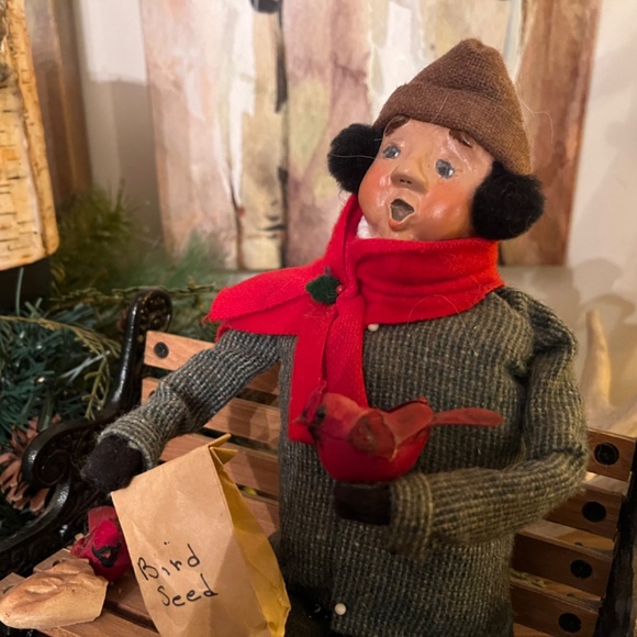 Byers Choice Cries of London Series Man on Bench Feeding the Birds - Picture 3 of 12